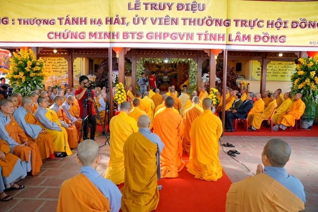 Cung thỉnh kim quan HT.Thích Tánh Hải nhập bảo tháp ảnh 5 _THD3110.JPG