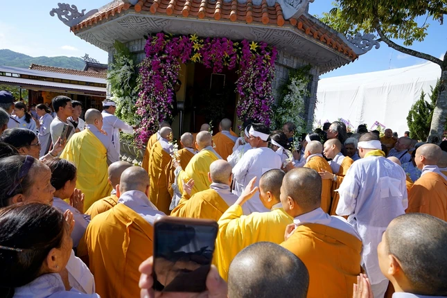 Cung thỉnh kim quan HT.Thích Tánh Hải nhập bảo tháp ảnh 12 lam-dong-cung-thinh-kim-quan-truong-lao-ht-thich-tanh-hai-nhap-bao-thap-198151-27.jpg
