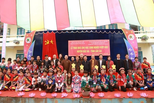 Ban HDPT T.Ư trao quà cho học sinh ở Lào Cai ảnh 2 img_3345.jpg