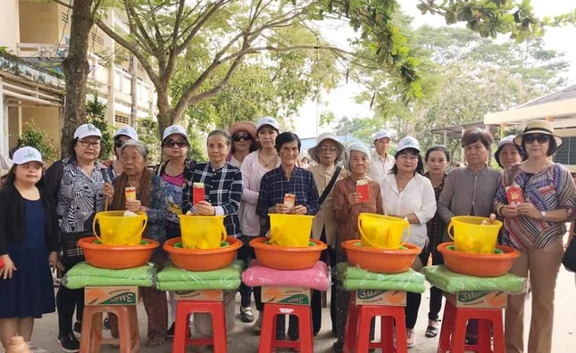 Tang qua cho ho ngheo tinh TG.jpg