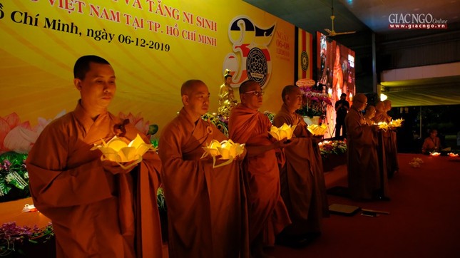 Lung linh đêm thắp nến tri ân tại Học viện ảnh 11 vg 8.jpg