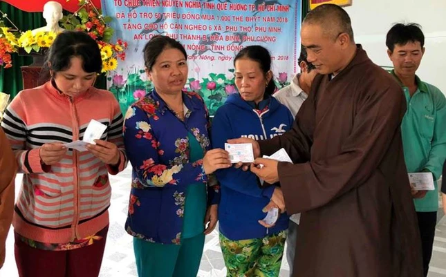 TT Quy trao the BHYT cho ho can  ngheo.jpg