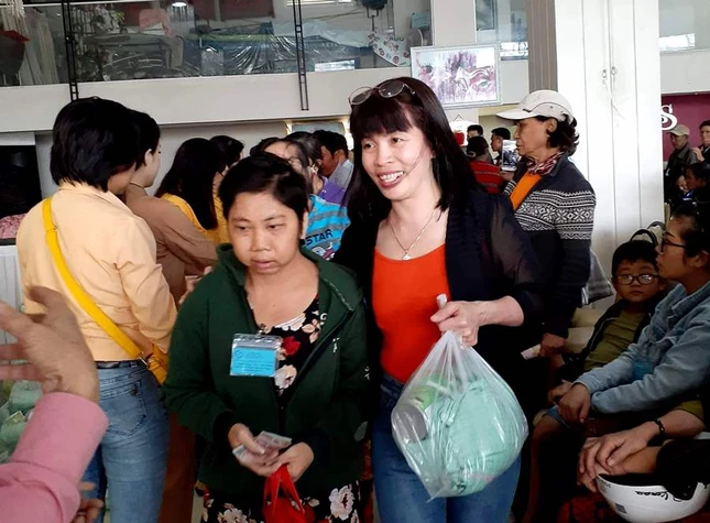 Tặng quà bệnh nhân.jpeg