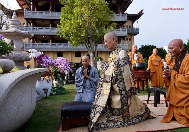 Le via Phat A Di Đà  (3).jpg