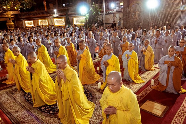 Đêm hoa đăng vía Phật A Di Đà tại Vạn Đức ảnh 4 2vd.jpg