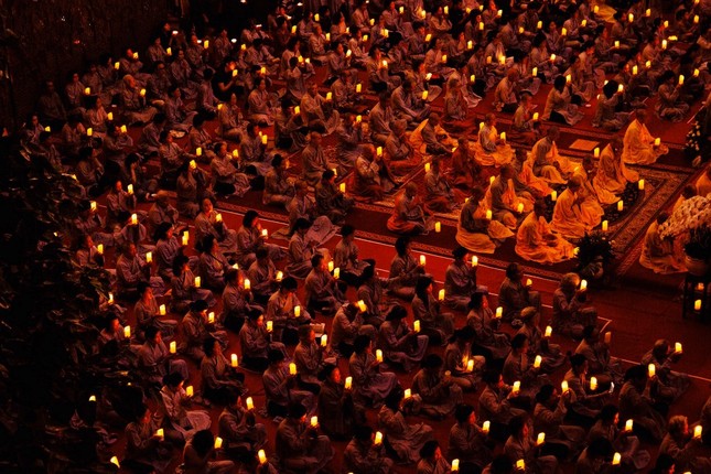 Đêm hoa đăng vía Phật A Di Đà tại Vạn Đức ảnh 6 8vd.jpg