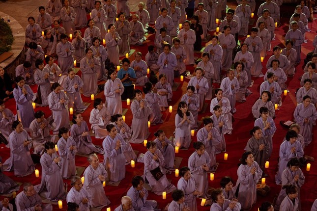 Đêm hoa đăng vía Phật A Di Đà tại Vạn Đức ảnh 5 9vd.jpg