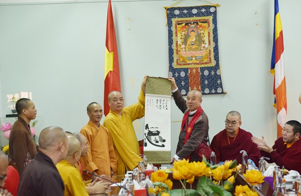 Tặng quà lưu niệm đến chư tôn đức GHPGVN dsc_2751.jpg