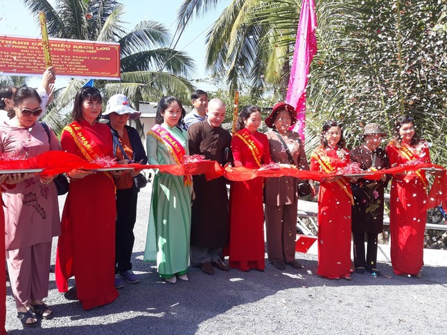 Khánh thành cầu bê-tông, tặng quà đến bệnh nhân ảnh 1 062d1cc0dd0e24507d1f.jpg