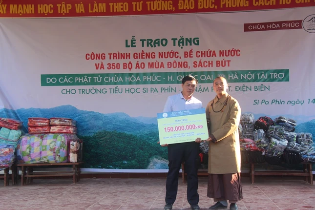 6.trao công trình cho hiệu trưởng.JPG