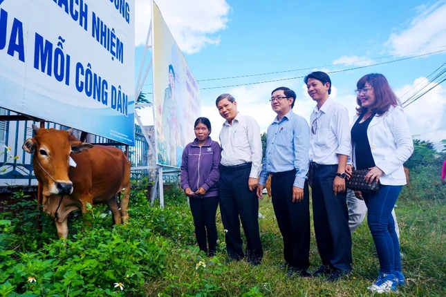 Tặng bò cho bà con DTTS xã Khánh Đông..jpg