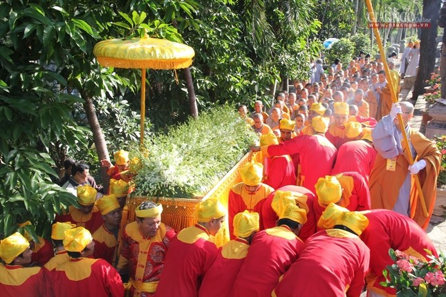 Cung tống kim quan NT.Thích nữ Diệu Tấn nhập bảo tháp ảnh 18 23.jpg