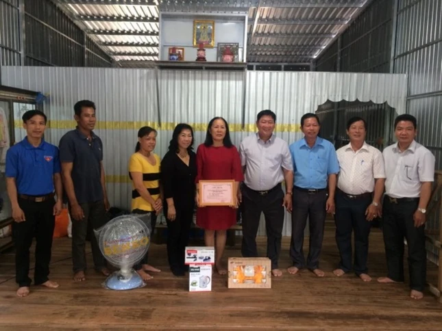 Le ban giao nha tinh thuong va tang  qua cho ho ong Trao.jpg