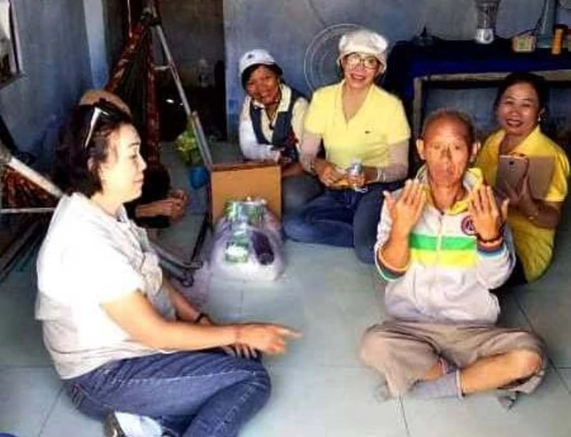 Tặng quà người tàn tật ngày.jpeg