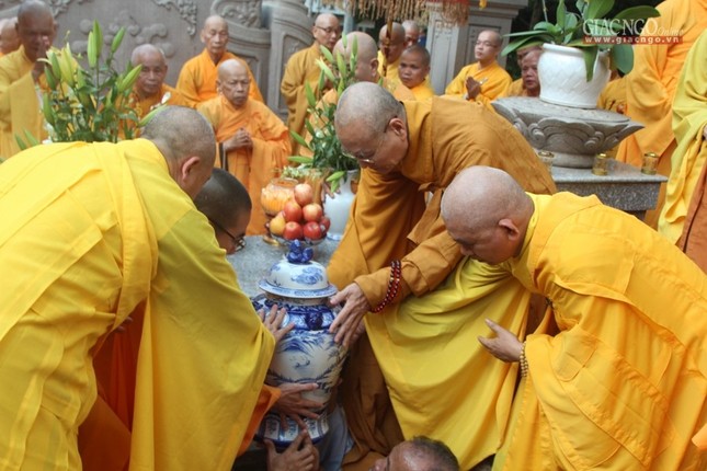 Cung thỉnh xá-lợi Trưởng lão HT.Thích Trí Quang nhập tháp ảnh 5 1tudam5.jpg