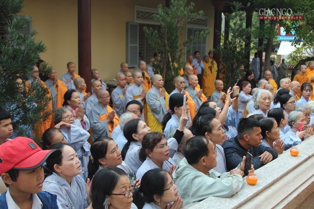 Cung thỉnh xá-lợi Trưởng lão HT.Thích Trí Quang nhập tháp ảnh 7 1tudam6.jpg