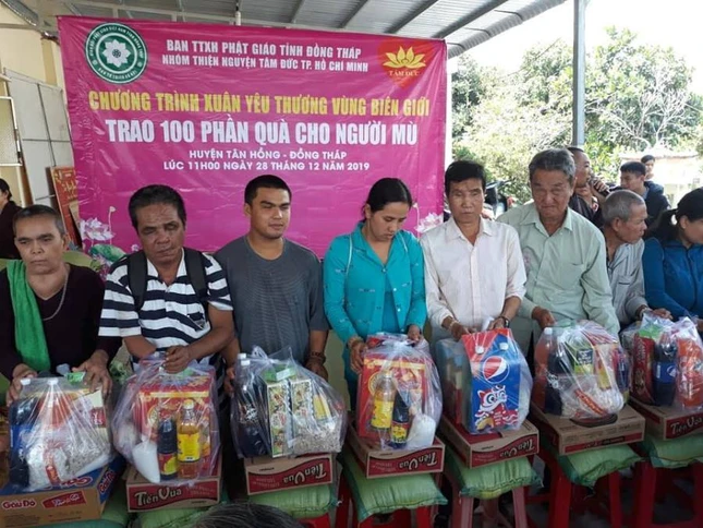 Ho ngheo-nguoi gia-khuyet tat kho  khan nhan qua.jpg