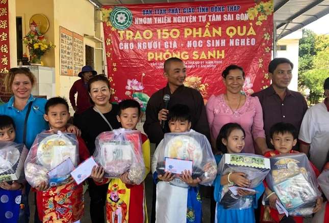 Tang qua Tet cho tre em kho  khan.jpg