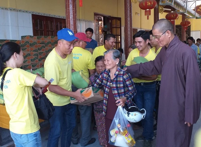 05 - 01 - 2020 Chua Gia Hoa tang 600 phan qua tet 3.jpg