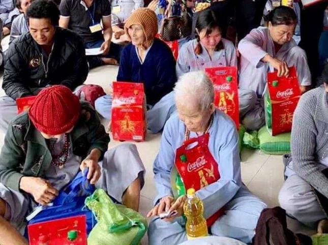 Tặng quà Tết.jpg