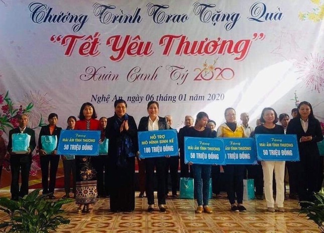 Bà Tòng Thị Phóng tặng quà tại Quỳnh Lưu ảnh 1 03E0EE84-5C1E-4A00-8EDC-6A82F8EEB871.jpeg