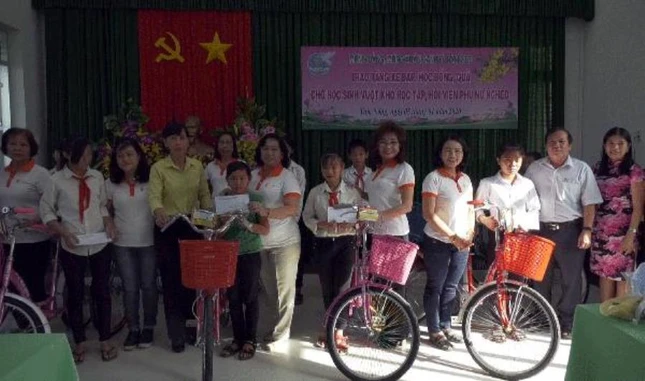 Canh tang qua xe dap va hoc  bong.JPG