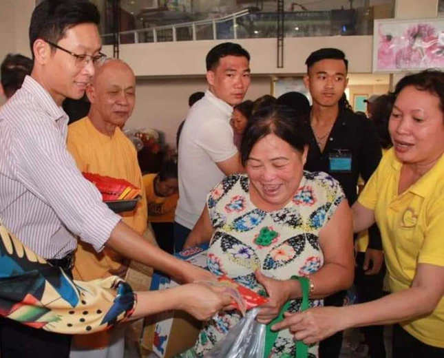 TT. Thích Quảng Tâm trao quà cho bệnh nhân khó khăn.jpg