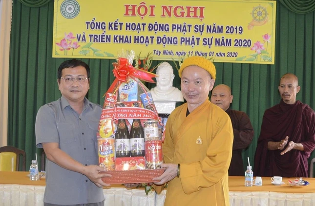 Ông Hồ Đức Hải tặng quà Ban Trị sự Phật giáo tỉnh.jpg
