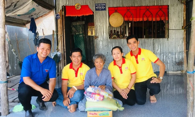 TRAO QUÀ CHO CÁC CỤ GIÀ.jpg