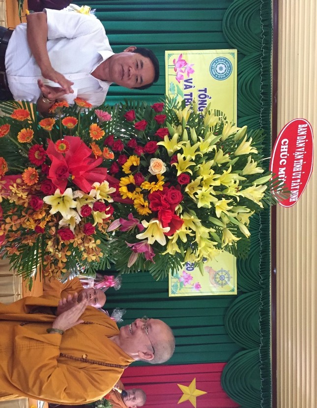 Phó Ban Dân vận Tỉnh ủy tặng hoa chúc mừng hội nghị.JPG