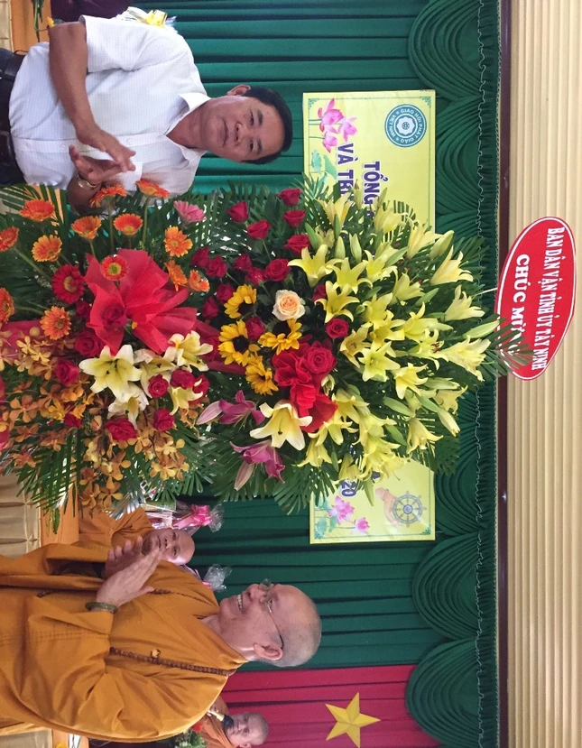 Phó Ban Dân vận Tỉnh ủy tặng hoa chúc mừng hội nghị.JPG