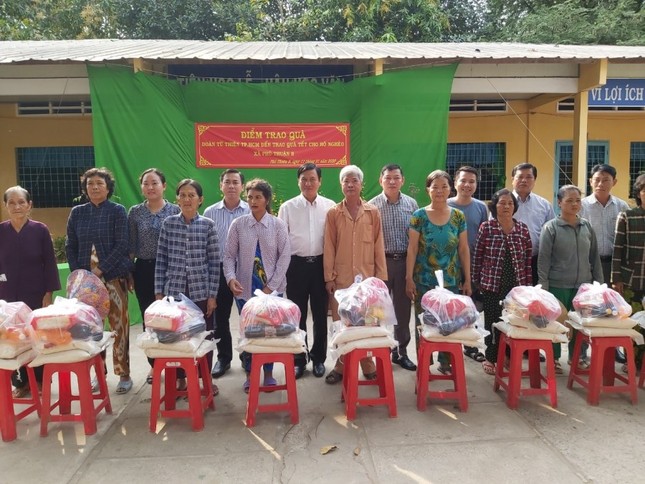 Nhiều đơn vị chia sẻ quà Tết đến gia đình khó khăn ảnh 7 Chi trung 2.jpg