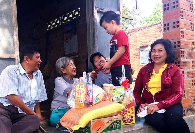 Tặng quà Tết đến người nghèo ngày 12-01-2020.jpg
