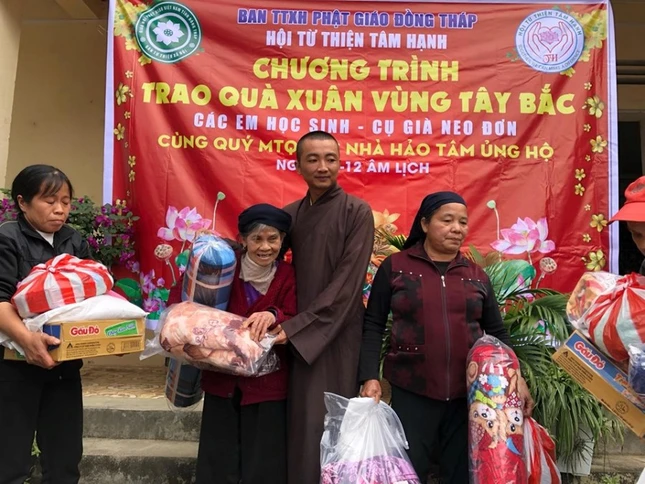 Trao qua Tet cho nguoi gia neo  don.jpg