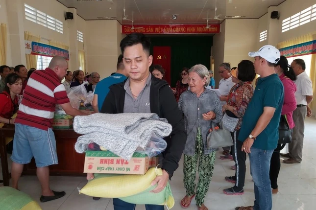 TRAO QUA CHO CAC HOA CANH KHO KHAN.jpg