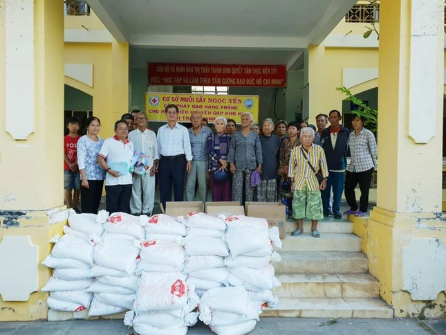 Canh ong Huynh Van Be phat qua cho  nguoi ngheo an Tet.jpg