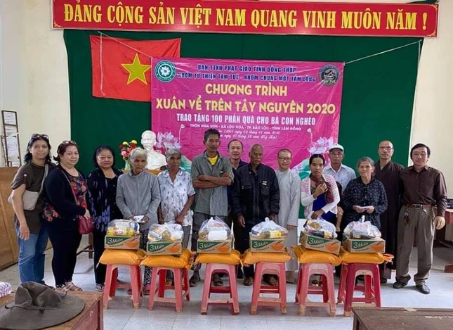 Tang qua Tet cho ho ngheo o tinh    Lam Dong.jpg