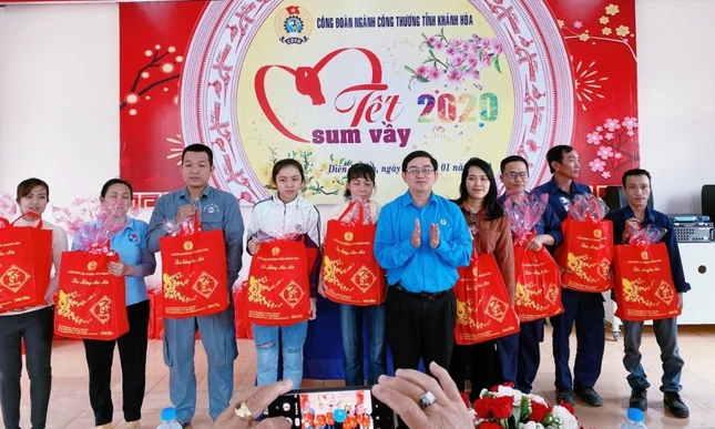 Trao quà Tết cho CNLĐ có hoàn cảnh khó khăn (1).jpg