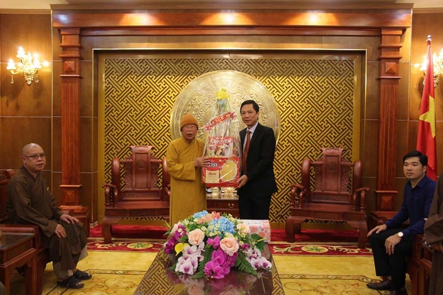 HT Thiện Tấn trao quà.JPG