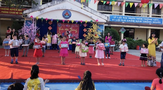 Tặng quà HSKK - Trường Thị trấn 1 DK.jpg