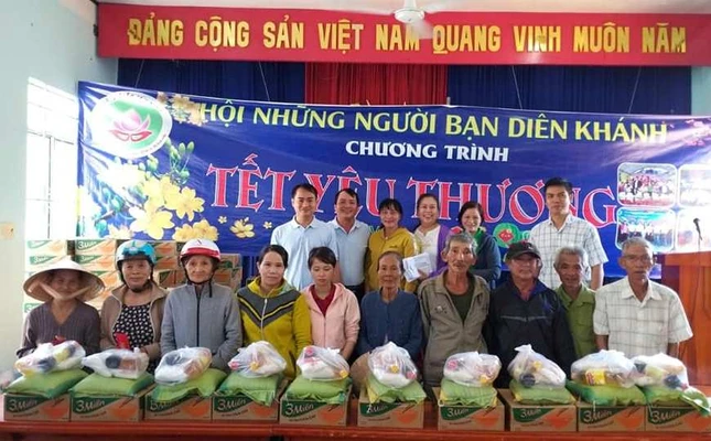 Tặng quà Tết cho các hộ khó khăn tại xã Diên Hòa.jpg