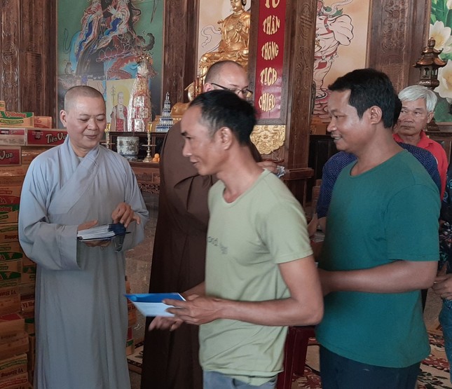 Ban TTXH Phật giáo TP.HCM trao 1.000 phần quà ảnh 3 2.jpg