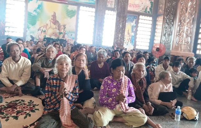 Ban TTXH Phật giáo TP.HCM trao 1.000 phần quà ảnh 1 3.jpg