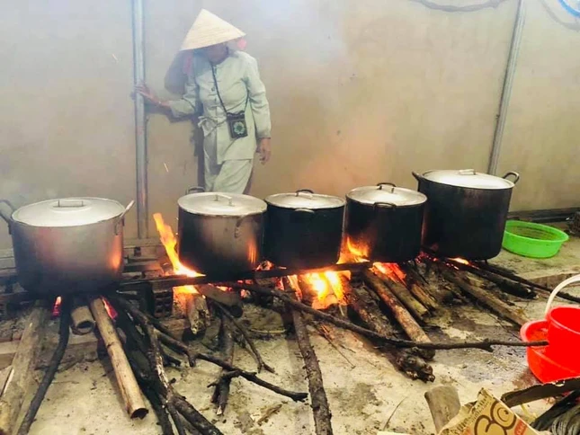 Chùa Phổ Môn: Hơn 1.000 bánh chưng tặng người nghèo ảnh 2 banhchungchay2.jpg