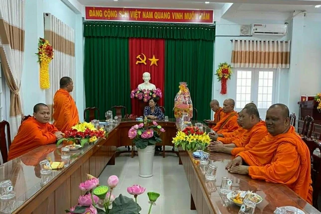 Hội đoàn kết Sư sãi yêu nước Trà Cú chúc Tết chính quyền ảnh 1 Tracu.jpg