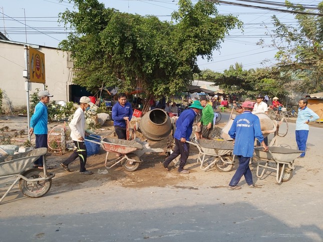 Ngày xuân đi lo chuyện “thiên hạ” ảnh 1 NHUNG CU ONG CHUYEN LO CHUYEN THIEN HA.jpg