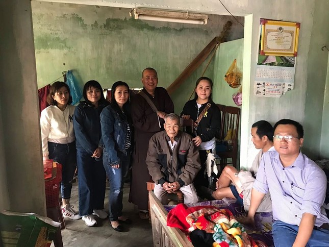 Chùa và nhóm từ thiện chia sẻ Tết với người khó khăn ảnh 3 bcyt.jpg