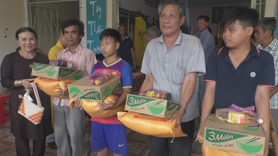 chua Khai Tuong tang 100 phan qua tet cho nguoi ngheo.bmp