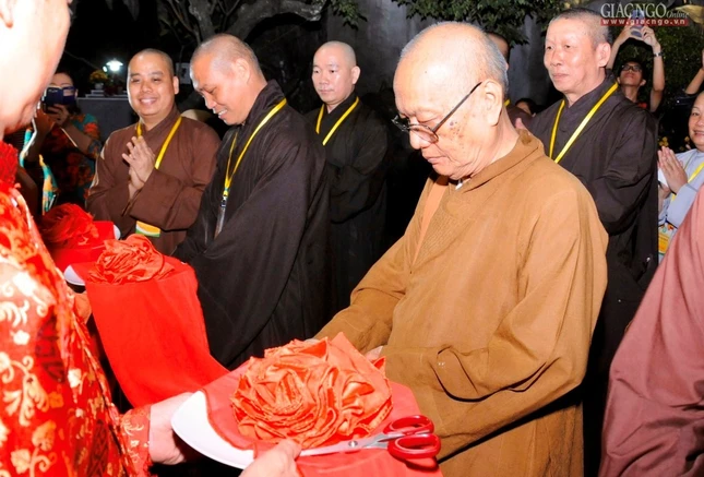 H2 pho ong do pq.jpg