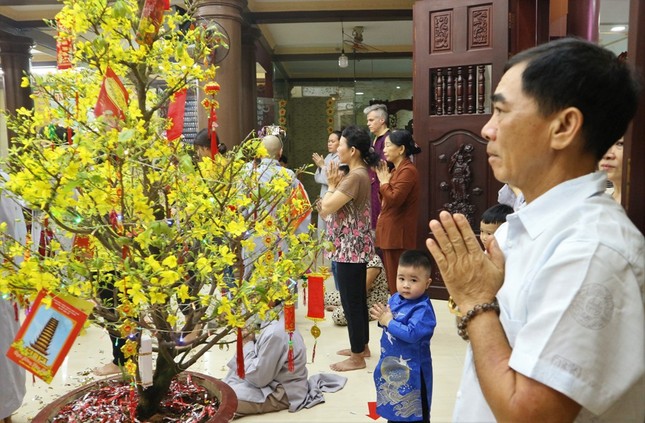 Đầu năm, về chùa nguyện cầu bình an ảnh 1 lannha.1.jpg